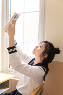 在逃生游戏里花式挨草